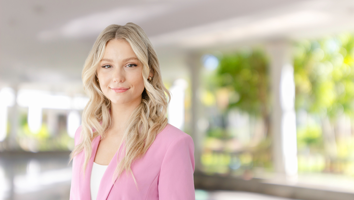 Holly Taylor Headshot Office Holly Taylor Headshot Office