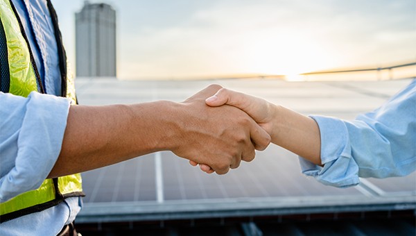 energy expert and client shaking hands